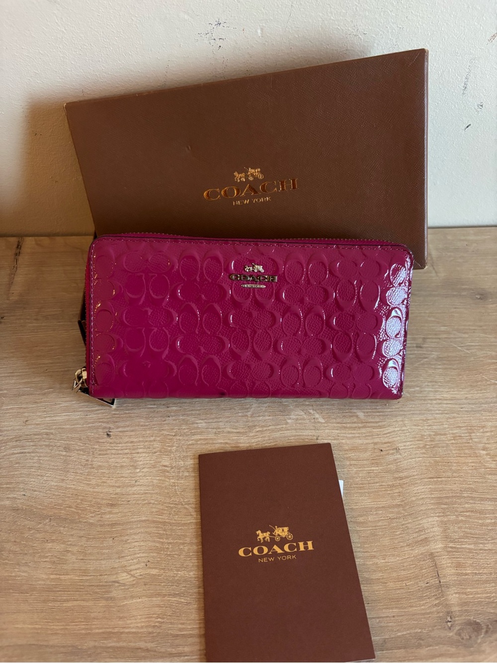 Authentic Coach patent leather zippy wallet - Picture 1 of 8